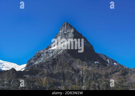 Sommet de la montagne de Belalakaya à Dombai contre un ciel bleu, tonifiée Banque D'Images