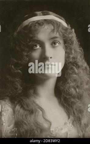 Carte postale vintage. Maude Fealy as Juliet - Rotary 198 B (carte postale) - photo de Schloss (New York) 1900 ou 1901 - Postmarked Chester (Angleterre) 29 juillet 1905 - restauré de la carte postale originale par le photographe du Montana. Banque D'Images