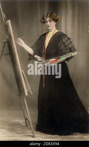 Carte postale vintage. Gabrielle Ray (actrice anglaise) au salon Easel, peinture - Rotary 462 K (carte postale) - photo par W & D Downey (Londres) - restaurée à partir de la carte postale originale par le photographe du Montana. Banque D'Images