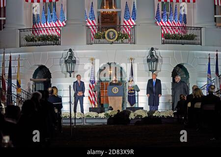 La juge Amy Coney Barrett fait des remarques lors de la cérémonie où elle a prêté le serment d'être juge associée de la Cour suprême à la Maison Blanche à Washington, DC, Etats-Unis, le 26 octobre 2020. De gauche à droite : Jesse Barrett, juge Barrett, président des États-Unis Donald J. Trump, et juge associé de la Cour suprême Clarence Thomas.Credit : Chris Kleponis/Pool via CNP | usage dans le monde entier Banque D'Images