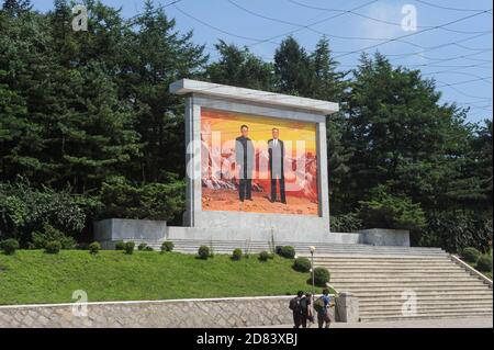 07.08.2012, Pyongyang, Corée du Nord, Asie - UN mémorial avec les portraits des deux anciens dirigeants Kim il Sung et Kim Jong il sur le bord de la route. Banque D'Images