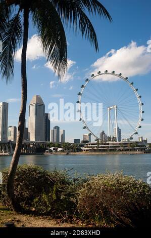 25.10.2020, Singapour, République de Singapour, Asie - Paysage urbain de la ligne d'horizon dans le centre-ville avec la grande roue Singapore Flyer. Banque D'Images