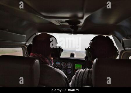 CAEN, FRANCE - JUIN Circa, 2015. Vue depuis les sommets enneigés en volant dans un petit avion CESNA. Leçon pour nouveau pilote, avec professeur d'avion. Banque D'Images