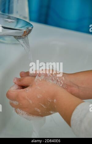 Une femme en gros plan se lave les mains pour prévenir les virus et les germes. Covid Banque D'Images