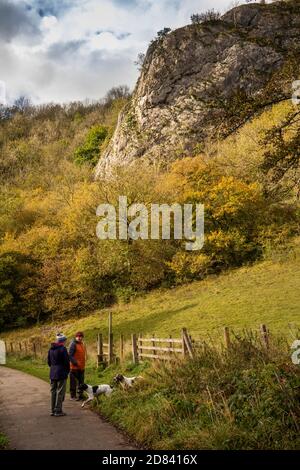 Royaume-Uni, Angleterre, Staffordshire, Moorlands, Wettonmill, Manila Valley Trail, marcheurs avec des chiens sous l'affleurement rocheux sur Ossoms Hill Banque D'Images