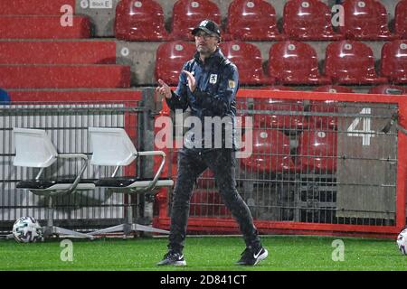 Unterhaching, Allemagne. 26 octobre 2020. Michael KOELLNER (entraîneur 1860) applaudit. Image unique, découpe, prise de vue du corps entier, figure entière. Football 3ème ligue, Liga3, SpVgg Unterhaching - TSV Munich 1860, 0-2, le 26 octobre 2020, Alpenbauer Sportpark. LES RÉGLEMENTATIONS DFL INTERDISENT TOUTE UTILISATION DE PHOTOGRAPHIES COMME SÉQUENCES D'IMAGES ET/OU QUASI-VIDÉO. | utilisation dans le monde crédit: dpa/Alay Live News Banque D'Images