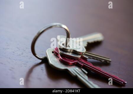 Jeu de clés maison sur un porte-clés assis sur un tableau Banque D'Images