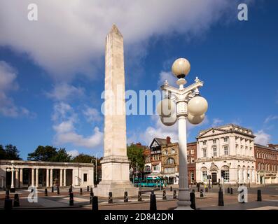 Royaume-Uni, Angleterre, Merseyside, Southport, Lord Street, London Square, War Memorial obélisque et Collonade Banque D'Images