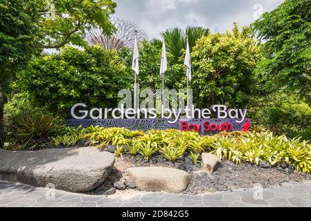 Singapour - 4 décembre 2019 : scène de rue à Singapour par temps ensoleillé avec le nom de Garden by the Bay à Singapour. Banque D'Images