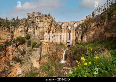 Vue sur pont Puente Nuevo ronda andalousie espagne au printemps Banque D'Images