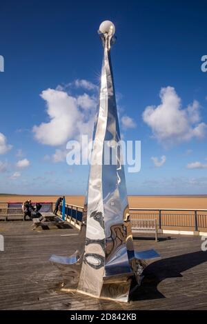 Royaume-Uni, Angleterre, Merseyside, Southport, sculpture de siège en métal poli à l'extrémité de la jetée Banque D'Images