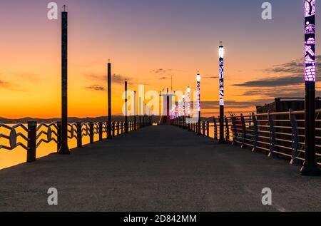 Seosan-si, Chungcheongnam-do, Corée du Sud - 12 novembre 2019 : paysage marin au coucher du soleil, phare au-dessus du brise-lames. Banque D'Images