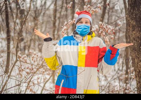 L'homme de Noël en chapeau de Père Noël portant un masque médical pendant le coronavirus COVID-19. Ventes. Gros plan portrait de Noël Banque D'Images