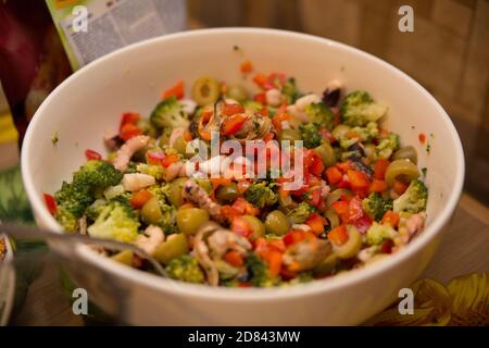 salade avec fruits de mer et légumes sur la table de la maison Banque D'Images