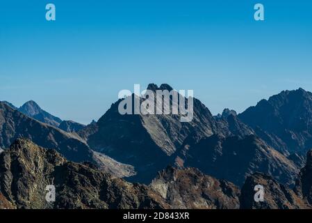 Lomnicky stit, Vysoka, Zadny Gerlach et beaucoup d'autres sommets des montagnes Vysoke Tatry en Slovaquie pendant la belle journée d'automne avec ciel clair Banque D'Images