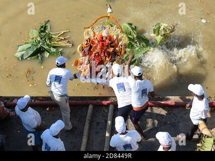 Guwahati, Assam, Inde. 26 octobre 2020. Les ouvriers municipaux portent une idole de la déesse hindoue Durga pour immersion dans les eaux de la rivière Brahmaputra pendant la dernière journée du festival Durga Puja à Guwahati, en Inde, le 26 octobre 2020. Le dernier jour du festival s'appelle Vijay Dashmi, Vijaya signifiant « victoire » et Dashmi signifiant « dixième ». Durga Puja est largement célébrée dans les États indiens du Bengale occidental, Assam, Jharkhand, Orissa et Tripura et culmine dans l'immersion des idoles de la déesse hindoue Durga. Crédit : ZUMA Press, Inc./Alay Live News Banque D'Images