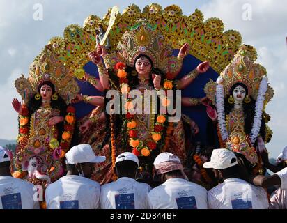 Guwahati, Assam, Inde. 26 octobre 2020. Les ouvriers municipaux portent une idole de la déesse hindoue Durga pour immersion dans les eaux de la rivière Brahmaputra pendant la dernière journée du festival Durga Puja à Guwahati, en Inde, le 26 octobre 2020. Le dernier jour du festival s'appelle Vijay Dashmi, Vijaya signifiant « victoire » et Dashmi signifiant « dixième ». Durga Puja est largement célébrée dans les États indiens du Bengale occidental, Assam, Jharkhand, Orissa et Tripura et culmine dans l'immersion des idoles de la déesse hindoue Durga. Crédit : ZUMA Press, Inc./Alay Live News Banque D'Images