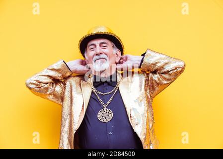 Portraits de grand-père sur fond coloré Banque D'Images