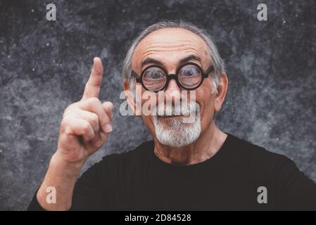 Portraits de grand-père sur fond coloré Banque D'Images