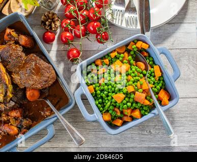 petits pois et carottes légumes dans un bol sur une table servi comme accompagnement Banque D'Images