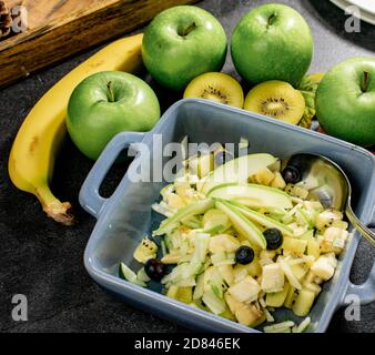 salade de fruits frais dans un bol Banque D'Images