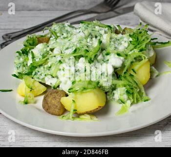 Salade de fromage cottage avec pommes de terre en jaquette Banque D'Images