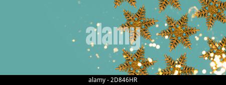 Bannière avec motif flocons de neige dorés sur fond bleu. Nouveau concept d'années avec place pour le texte. Banque D'Images