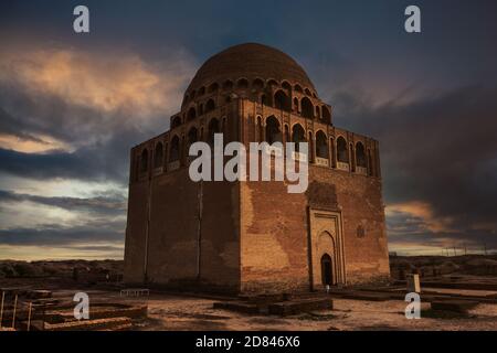 Le tombeau du sultan de l'Empire Seljuk - Sanjar dans un jour couvert, situé à Marie, Turkménistan. Banque D'Images