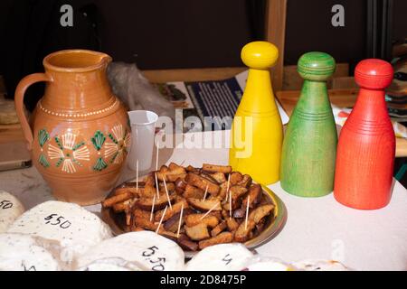 Table remplie de croûtons de pain noir de seigle avec ail, huile et sel et fromage, nourriture pour une fête avec pot de terre cuite, lituanien ou nord Banque D'Images