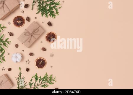 Cadeaux et décorations de Noël naturels sur fond beige. Concept zéro déchet avec place pour le texte. Banque D'Images