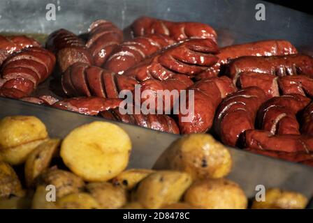 Saucisses traditionnelles wurstel et pommes de terre dans un marqueur de nourriture de rue, prêt à manger, gros plan Banque D'Images