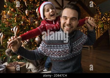 Portrait d'un père heureux et d'un petit fils célébrant Noël Banque D'Images