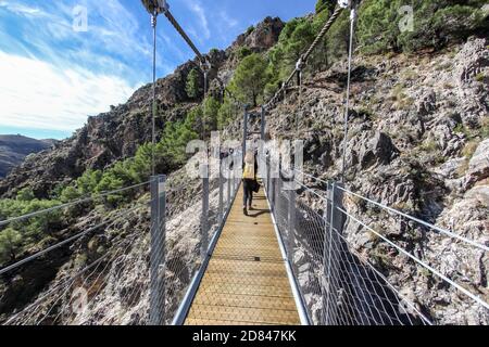 26 octobre 2020: 26 octobre 2020 (Canillas de Aceituno, Malaga ) le Grand chemin de Malaga a de ce lundi une nouvelle et spectaculaire attraction à la place de Saltillo: Un pont de 50 mètres de long situé dans une gorge reliant les municipalités de Sedella et Canillas de Aceituno et des passerelles métalliques situées à plus de cent mètres de haut sur le chemin reliant ces municipalités. La construction du pont suspendu au-dessus de la rivière Almanchares susmentionnée, 50 mètres de long et 1.20 mètres de large, le troisième plus grand en Espagne dans les zones naturelles, qui a été fait d'acier et de bois et qui est suspense Banque D'Images