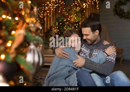 Couple plein de joie amusez-vous à célébrer les vacances d'hiver à la maison Banque D'Images