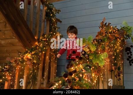 Un joli petit enfant descend dans des escaliers décorés Banque D'Images