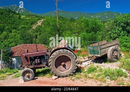 Vieux tracteur chinois sur une ferme en Albanie rurale Banque D'Images