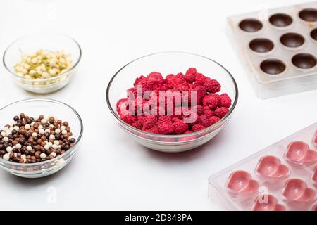 Bols en verre avec garniture végétarienne naturelle pour bonbons, moules de confiserie Banque D'Images