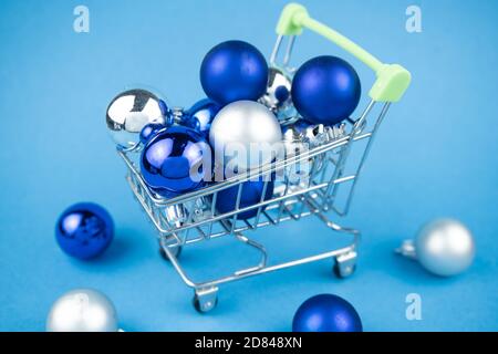 Panier rempli de balles minimales pour Noël ou Nouveau Décoration d'années Banque D'Images