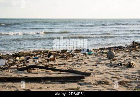 KOH SAMUI, THAÏLANDE - 15 décembre 2019: Pollution de plage comme les bouteilles en plastique et autres déchets sur la plage de Koh Samui. Cette corbeille a été ragoût Banque D'Images