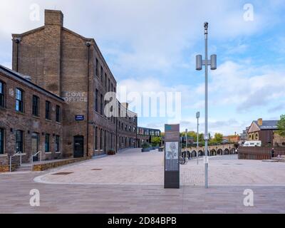 Marche de Bagley dans le Kings Cross redéveloppement d'un nouveau piéton Et le trajet en vélo avec le Coal Office rénové reliant Granary Carré avec gouttes de charbon Banque D'Images