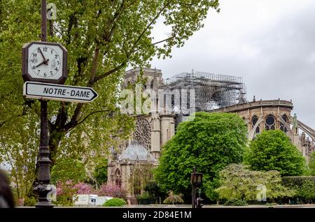 Paris, France - 16 avril 2019 : le lendemain de la destruction de notre-Dame par les flammes à Paris Banque D'Images