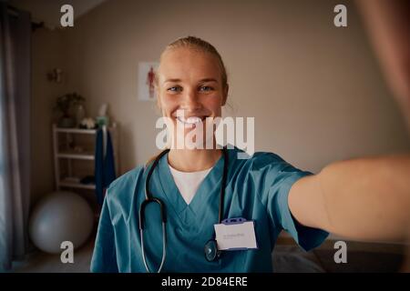 Portrait d'une femme médecin confiante debout dans un blouse de laboratoire souriant regarder l'appareil photo Banque D'Images