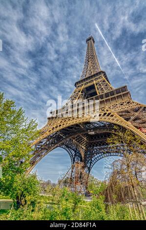 Une vue abstraite sur un parc et la Tour Eiffel, Paris, France Banque D'Images