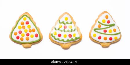 Biscuits de Noël sous forme d'arbres sur blanc isolé arrière-plan Banque D'Images