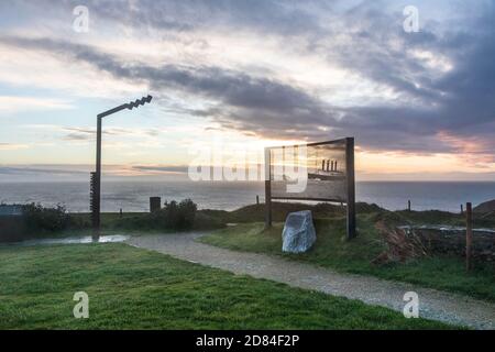 Ancien chef de Kinsale, Cork, Irlande. 27 octobre 2020. Le lever du soleil commence à éclairer une sculpture Picture-Perf du paquebot Lusitania dans le jardin commémoratif du Old Head of Kinsale, Co. Cork, Irlande. Le paquebot a été coulé par un U-Boat allemand le 7 mai 1915 à environ 11 miles de la côte de Cork avec la perte de 1193 vies. - crédit; David Creedon / Alamy Live News Banque D'Images