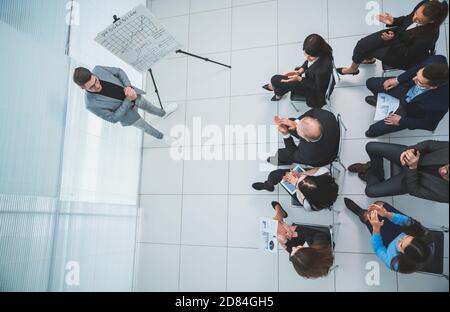 Chef de projet établir un rapport pour l'équipe commerciale Banque D'Images