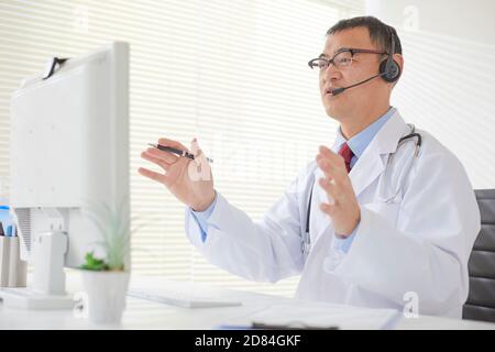 Médecin japonais en studio Banque D'Images