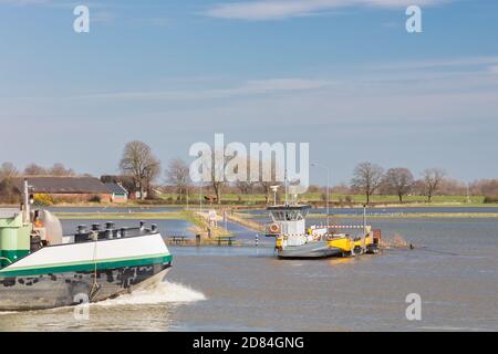 Cargo passant par un ferry sur la rivière inondée hollandaise IJssel dans la province de Gelderland Banque D'Images