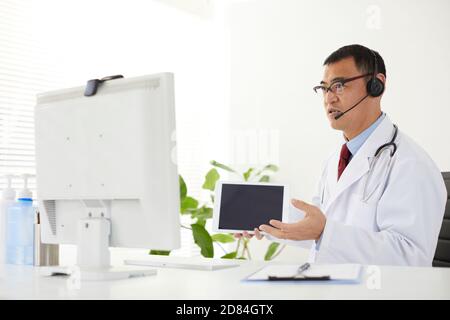 Médecin japonais en studio Banque D'Images