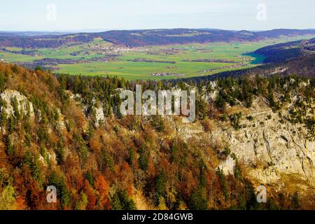 Magnifique paysage d'automne vu du Haut plateau du Creux du Van, canton de Neuchâtel, Suisse. Banque D'Images